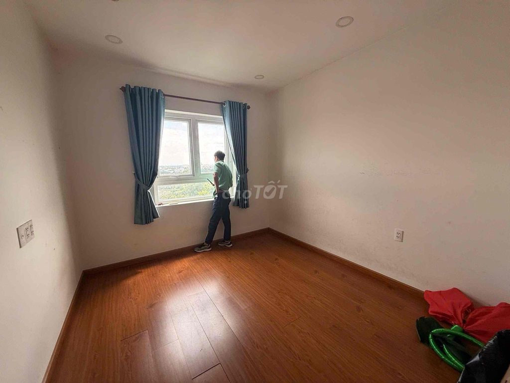 Two cheap bedrooms.