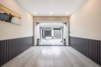 Nice new building. Five large bedrooms, five x 20 alleys, District 3.
