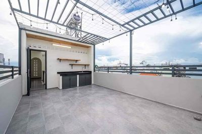 Nice new building. Five large bedrooms, five x 20 alleys, District 3.