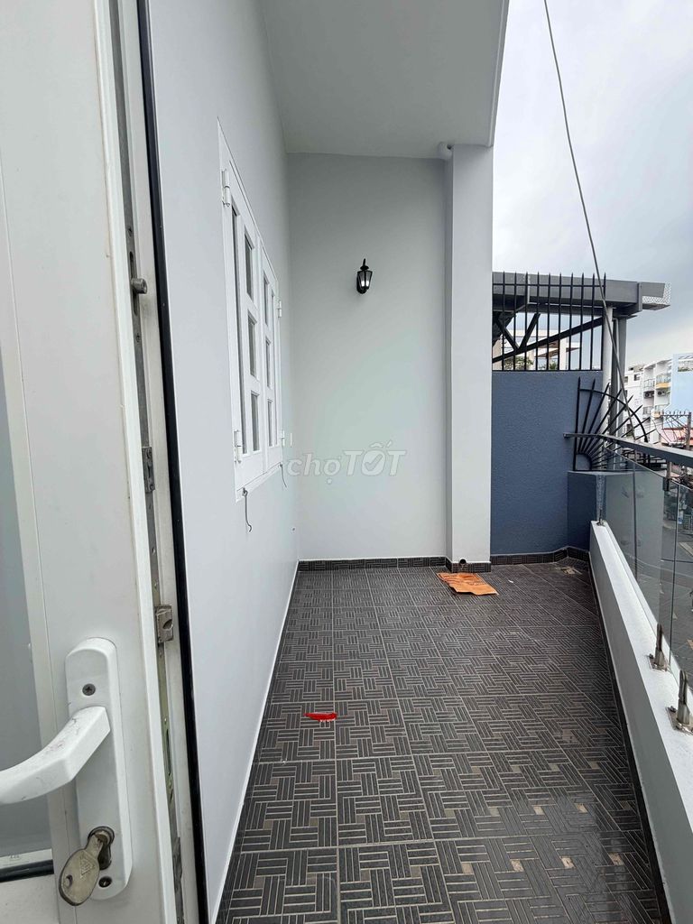 The balcony apartment is 40 meters new 100 percent private washing elevator.