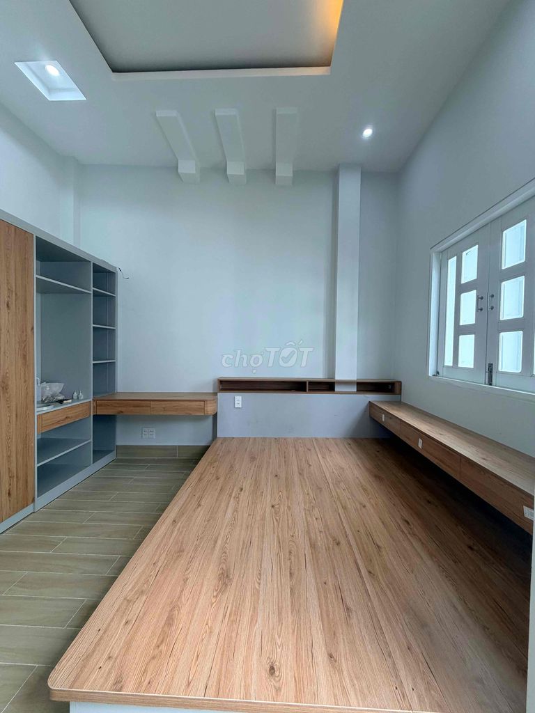 The balcony apartment is 40 meters new 100 percent private washing elevator.