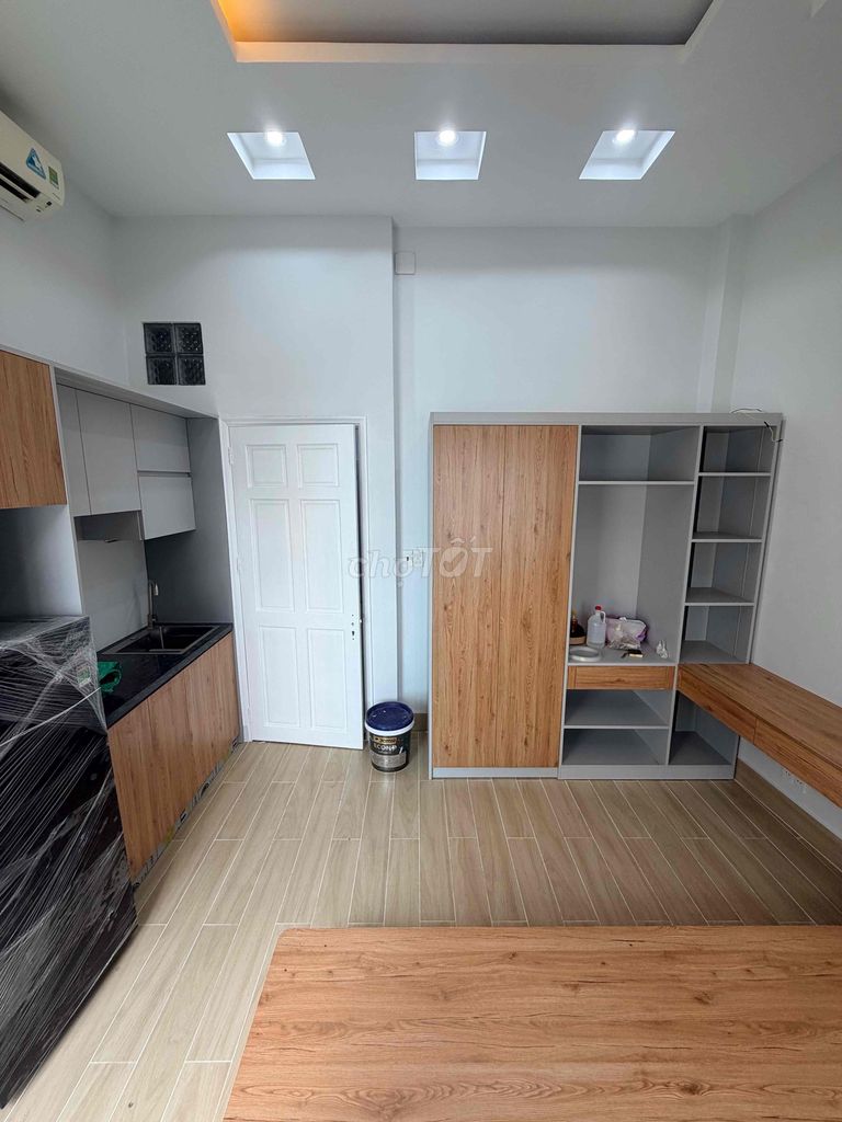 The balcony apartment is 40 meters new 100 percent private washing elevator.