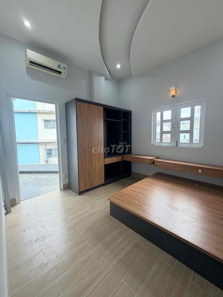 The balcony apartment is 40 meters new 100 percent private washing elevator.