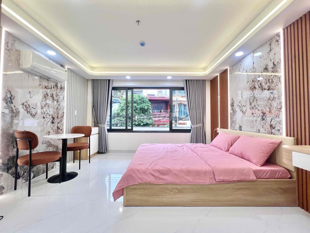 The mini-cam balcony is full of furniture, right here at Art Phan Huy Ích, 100 percent new.