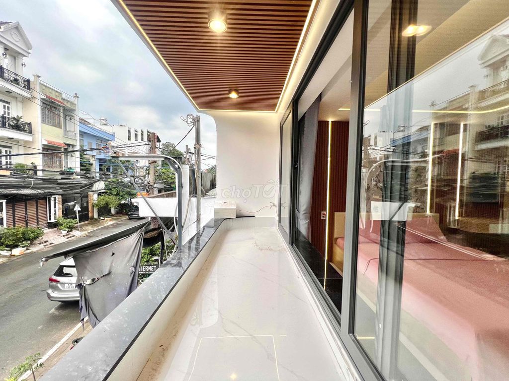 The mini-cam balcony is full of furniture, right here at Art Phan Huy Ích, 100 percent new.