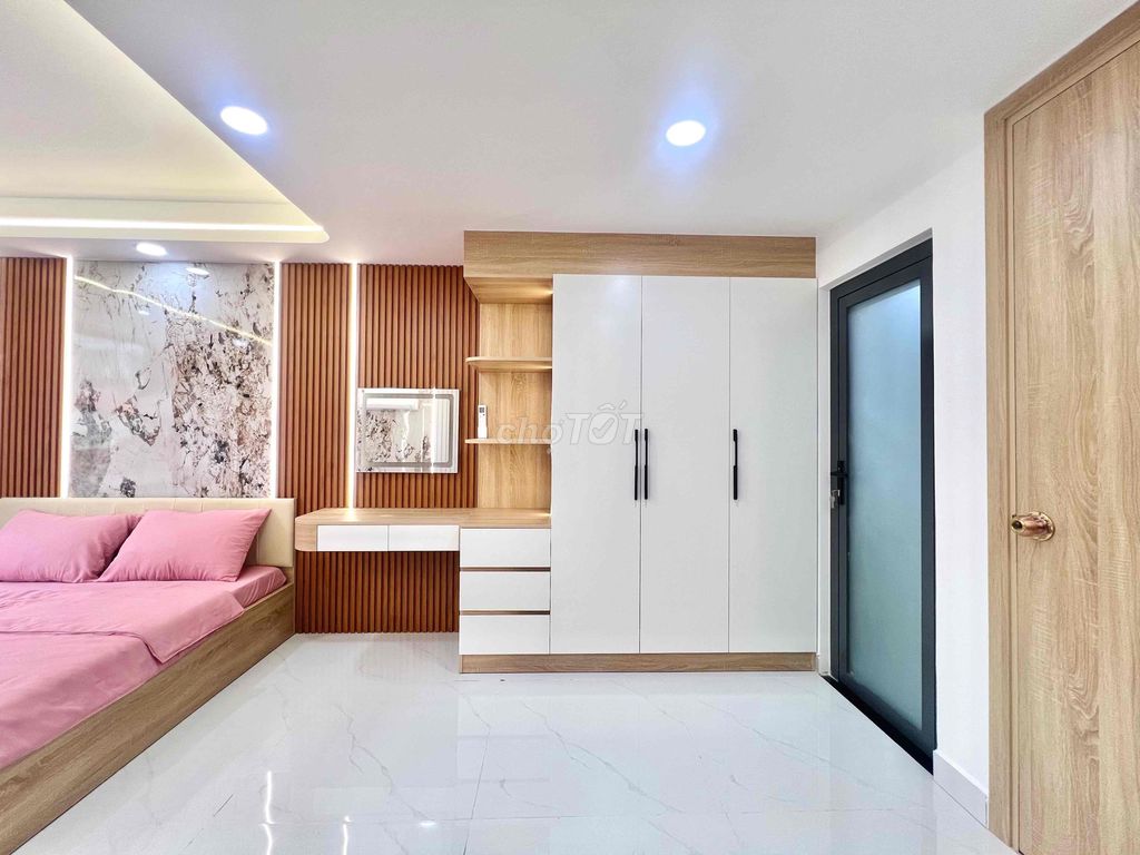 The mini-cam balcony is full of furniture, right here at Art Phan Huy Ích, 100 percent new.
