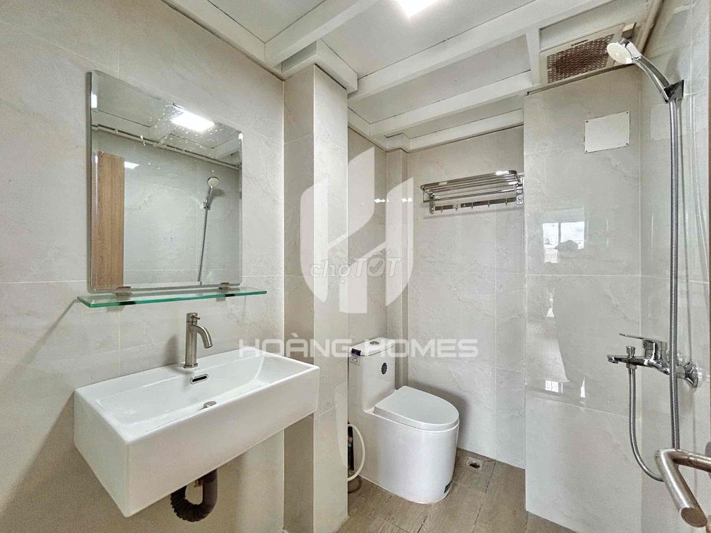 Room 5.9 million-- free car-- off the grid!