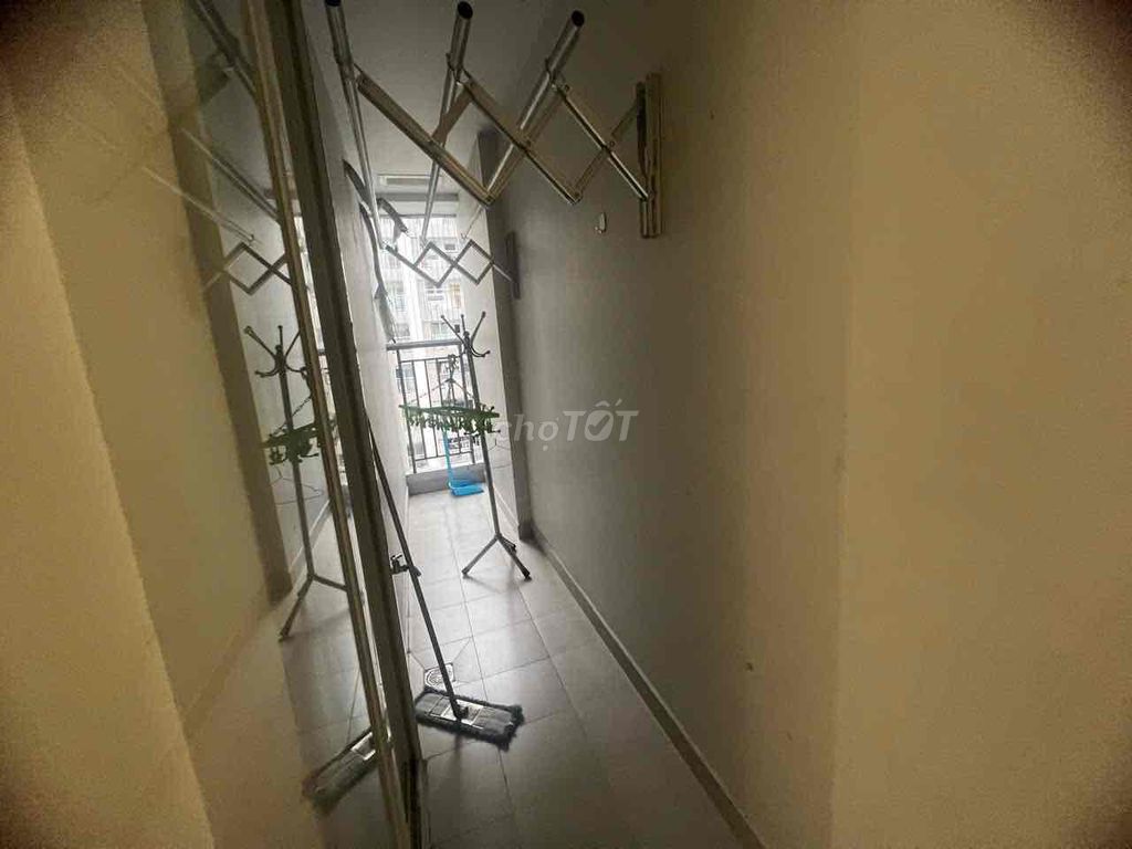 Rent a bedroom with air conditioning.