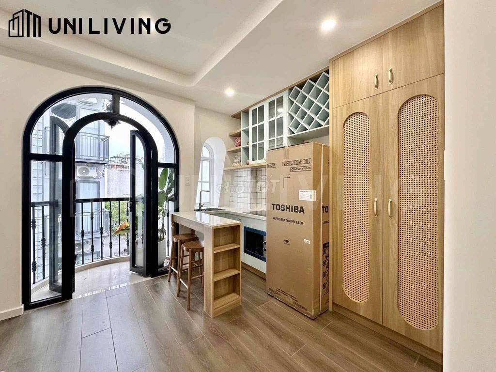 The beautiful luxry balcony apartment is right on the front of the road