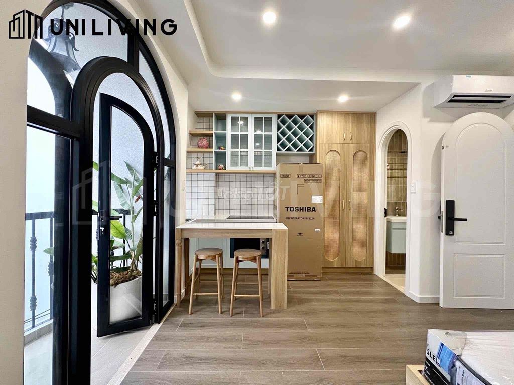 The beautiful luxry balcony apartment is right on the front of the road