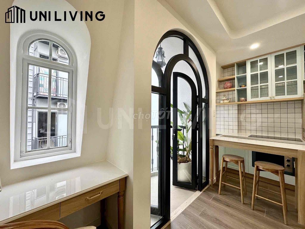 The beautiful luxry balcony apartment is right on the front of the road