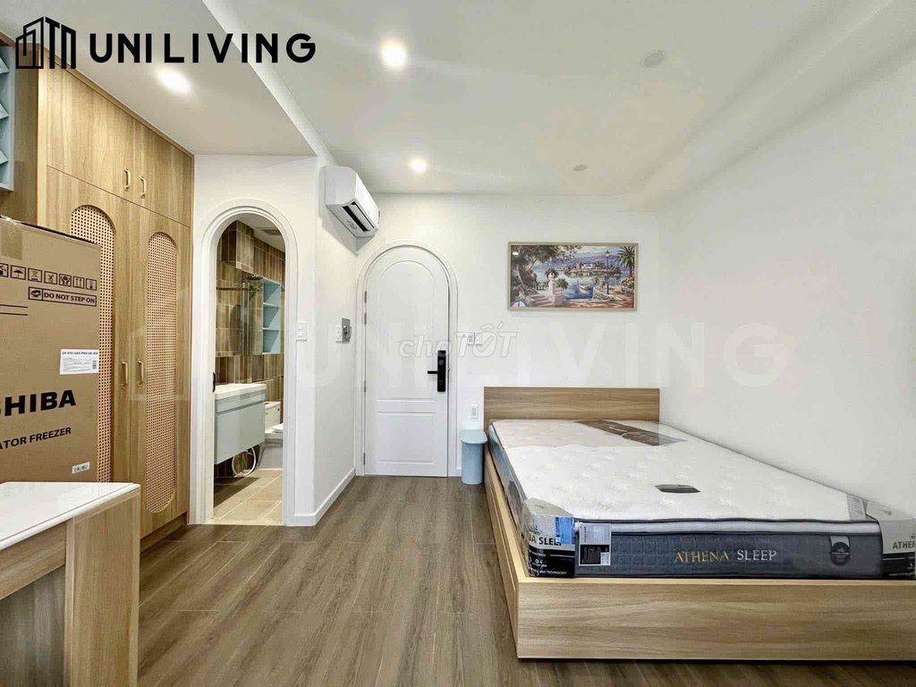 The beautiful luxry balcony apartment is right on the front of the road