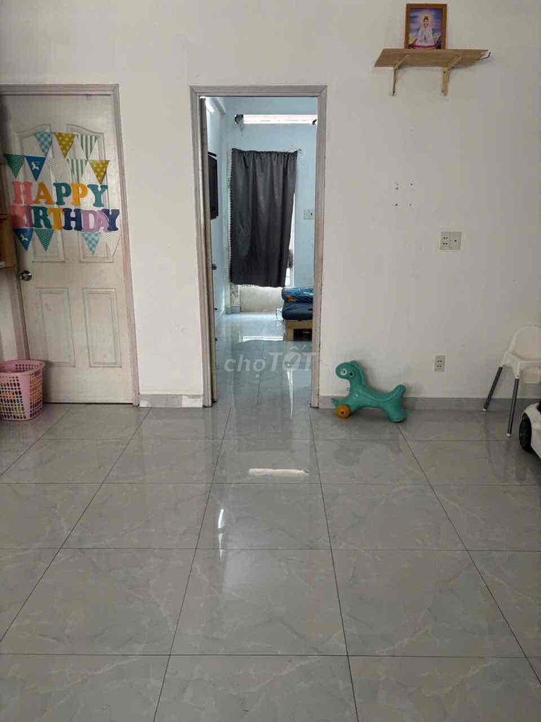 The whole place is 60 meters. Two bedrooms. One bathroom.