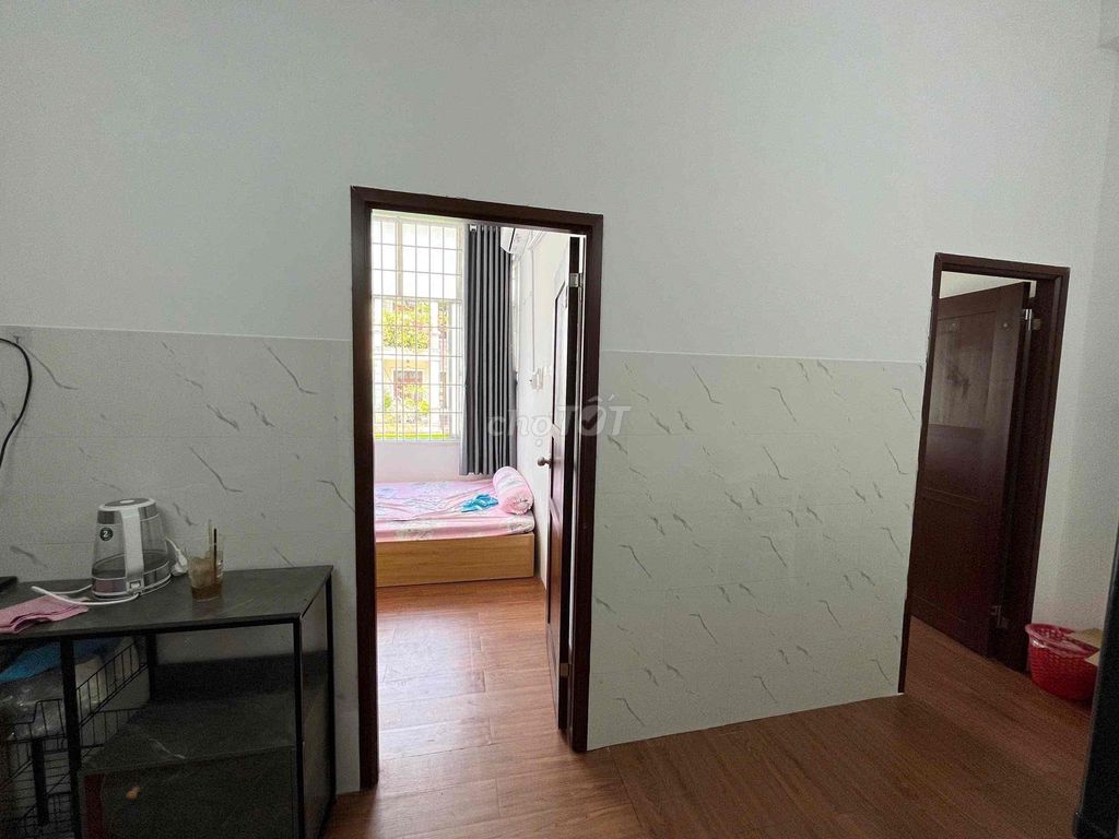Get out of here! Two large windows' bedrooms full of furniture in the middle of nowhere!