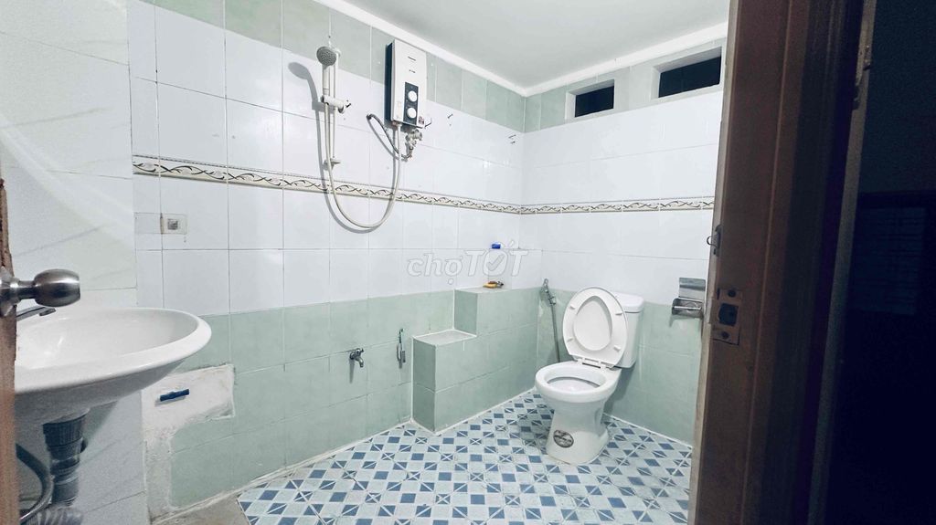 The comfort room right here at Nguyễn Sỹ Sách Park.