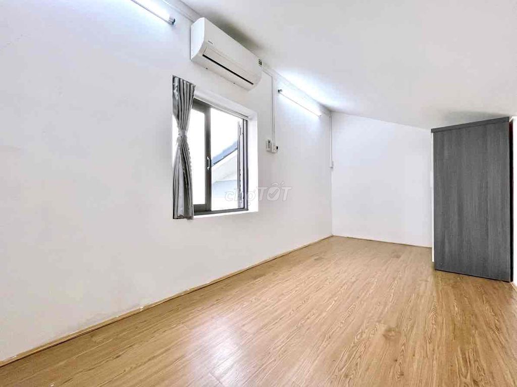 The big balconies separate the kitchen