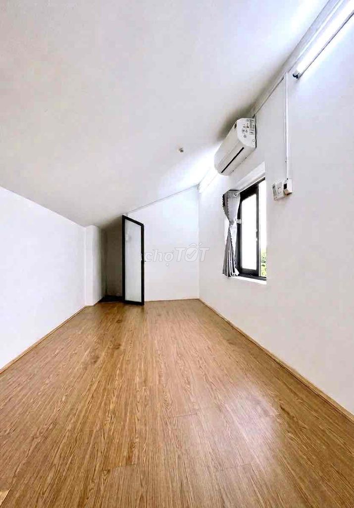 The big balconies separate the kitchen