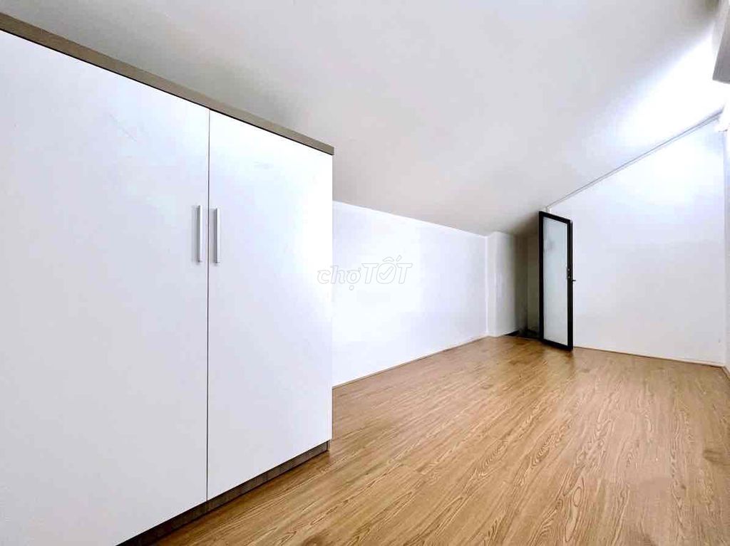 The big balconies separate the kitchen