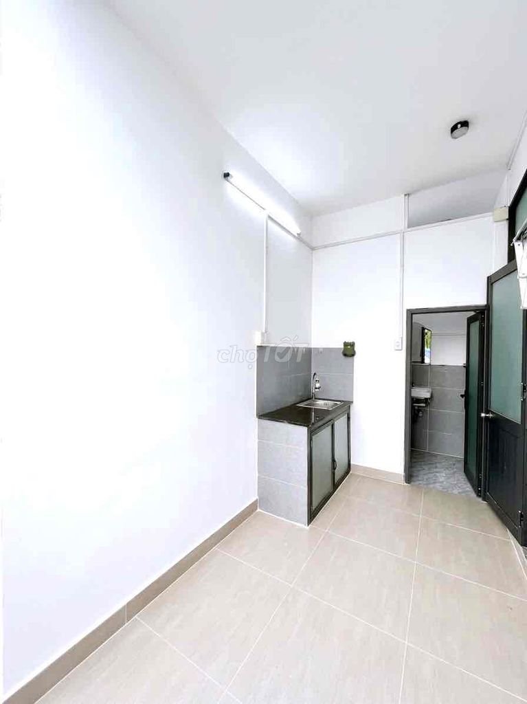 The big balconies separate the kitchen