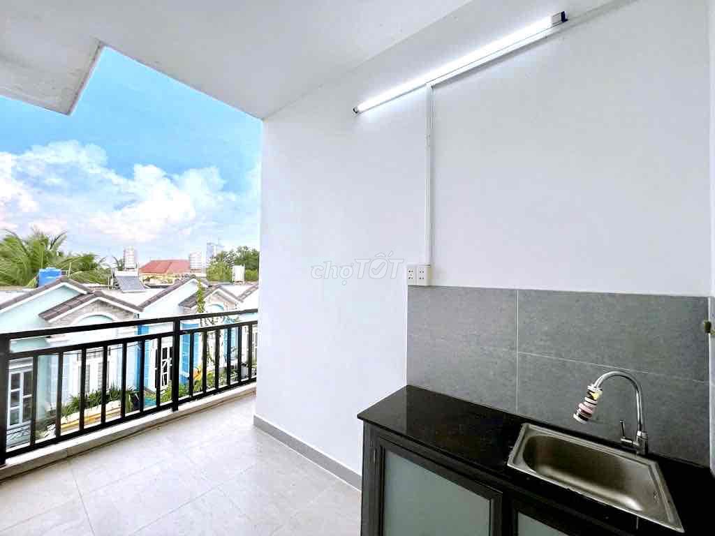 The big balconies separate the kitchen