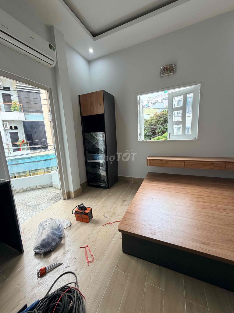 The owner rented the balcony studio the full interior elevator right out of the bag.