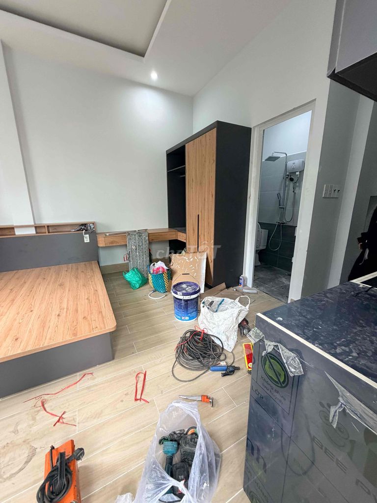 The owner rented the balcony studio the full interior elevator right out of the bag.