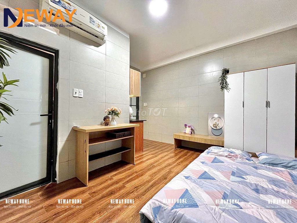 The new mini building has an elevator full of furniture near the University of Constitution, the lotus.