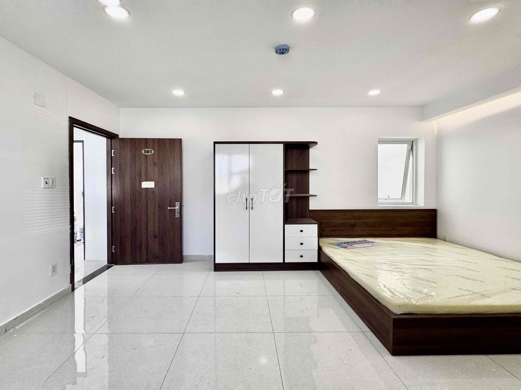 It was the owner who rented the apartment. A bedroom, a Lq0 balcony.