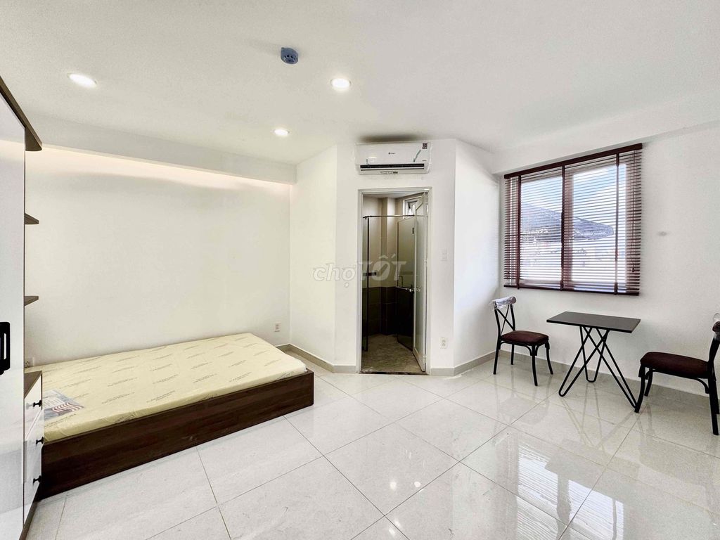 It was the owner who rented the apartment. A bedroom, a Lq0 balcony.