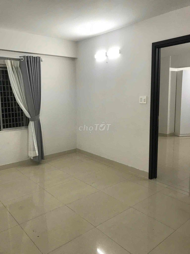 Rent a 40-foot apartment. Two-two bedrooms. 12 million new toilets.