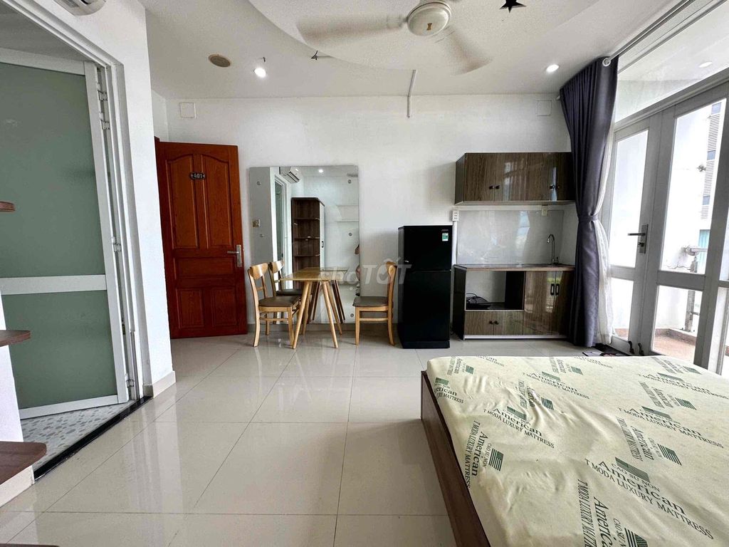 Rent a balcony apartment-- Tô Hiến Thành, 10th District elevators.