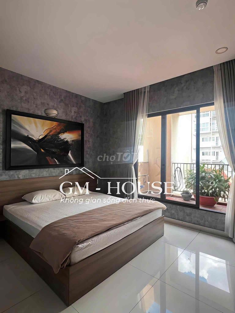 Hot apartment. Two bedrooms. A bathroom right next to the market. She's 80 meters, protected.