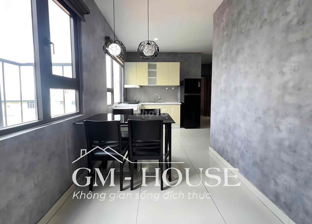 Hot apartment. Two bedrooms. A bathroom right next to the market. She's 80 meters, protected.