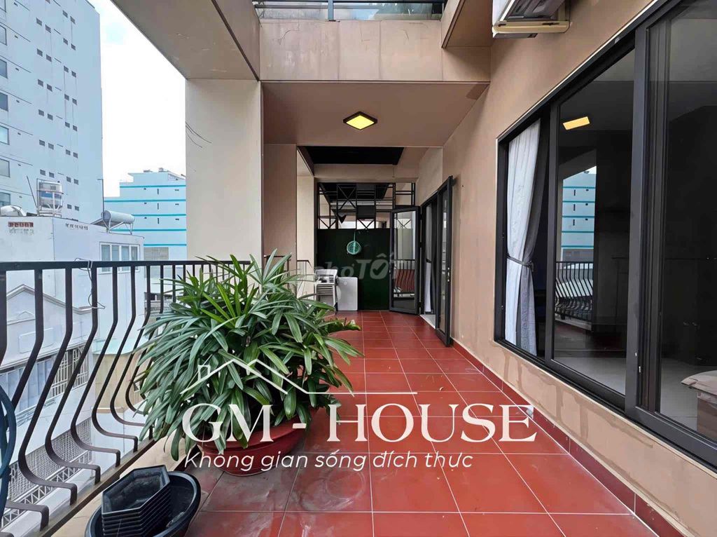 Hot apartment. Two bedrooms. A bathroom right next to the market. She's 80 meters, protected.