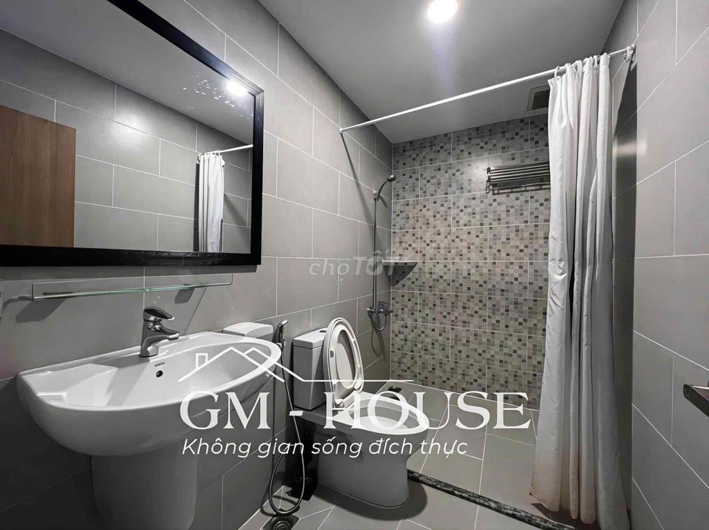 Hot apartment. Two bedrooms. A bathroom right next to the market. She's 80 meters, protected.