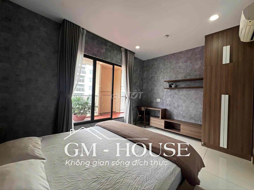 Hot apartment. Two bedrooms. A bathroom right next to the market. She's 80 meters, protected.