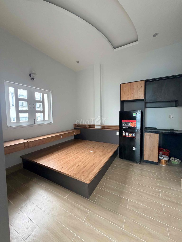 It's the owner who rents a balcony apartment near the 10th district.