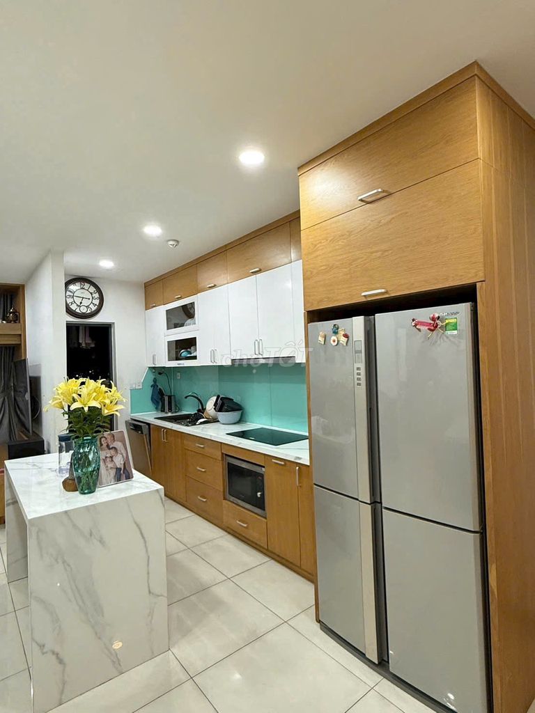 Two bedrooms, two high-rise bathrooms, only 13.5 million swimming parks.
