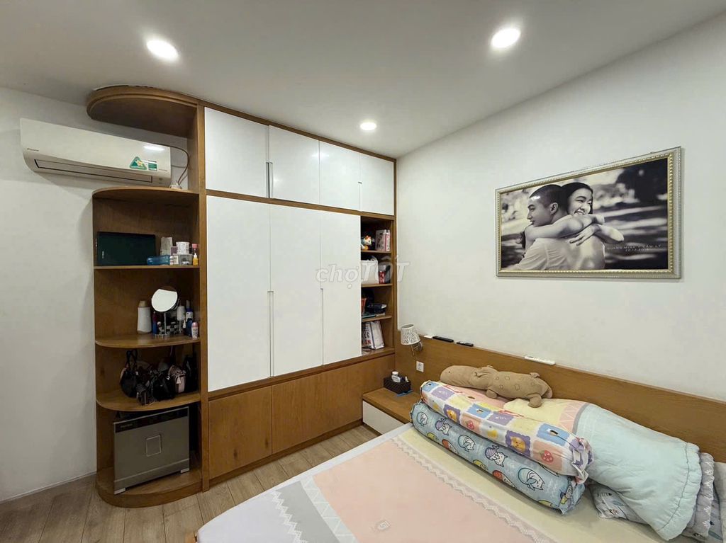 Two bedrooms, two high-rise bathrooms, only 13.5 million swimming parks.