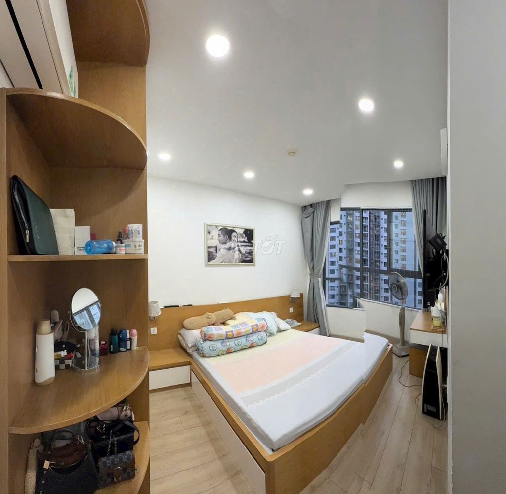 Two bedrooms, two high-rise bathrooms, only 13.5 million swimming parks.