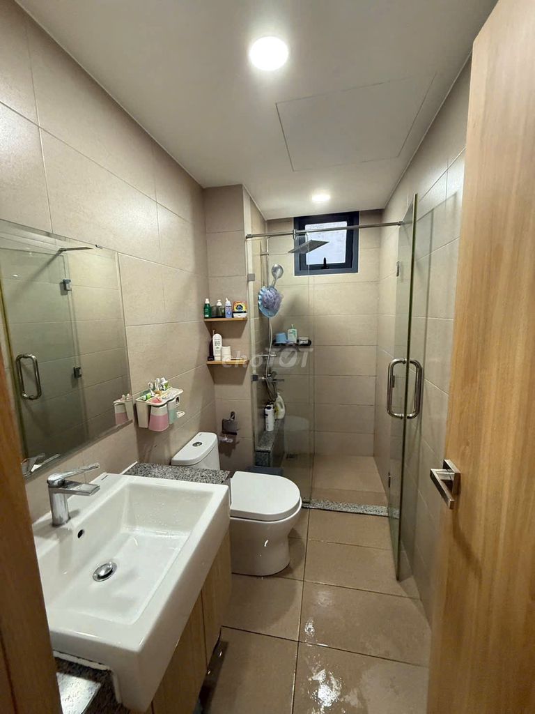 Two bedrooms, two high-rise bathrooms, only 13.5 million swimming parks.