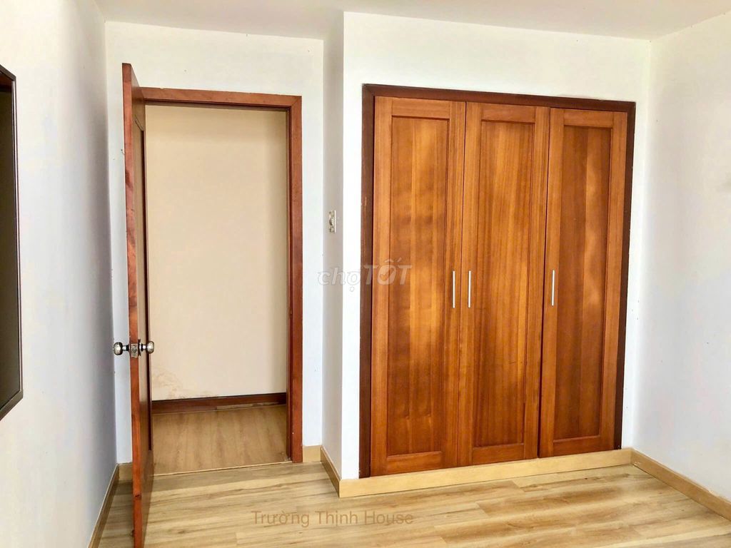 Rent the apartment for three bedrooms, two toilets for only 13 million.