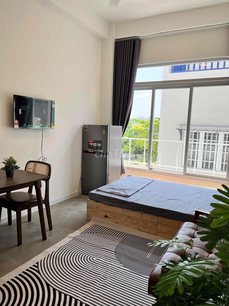District 2 rents the service apartment right here on the laserview, through global City only 5 P.