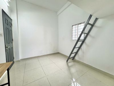 The student room is the front window right in the Royal Park