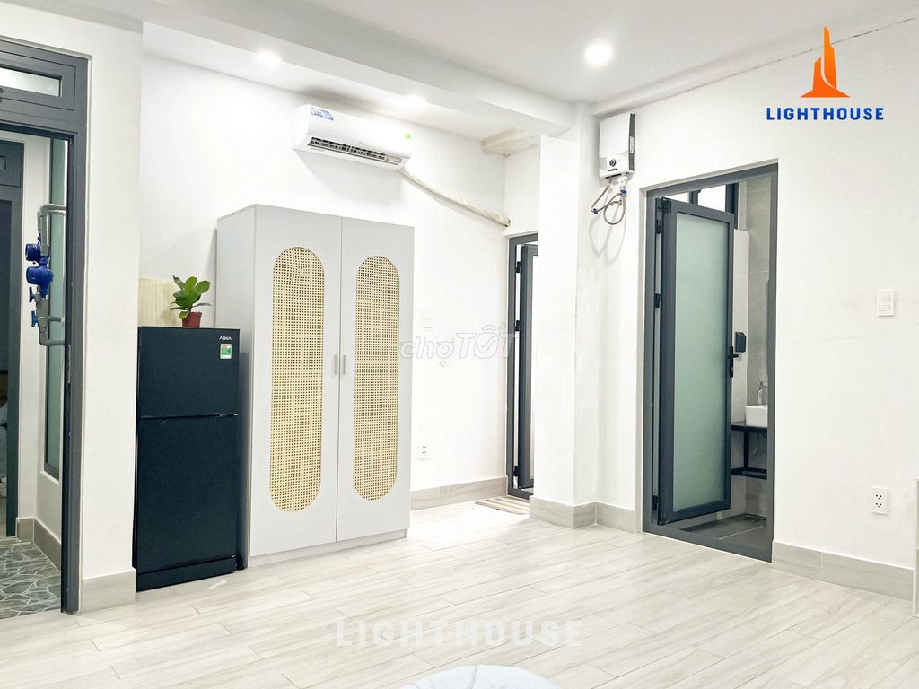 cool open windows close to thette in 2-3 large elevators