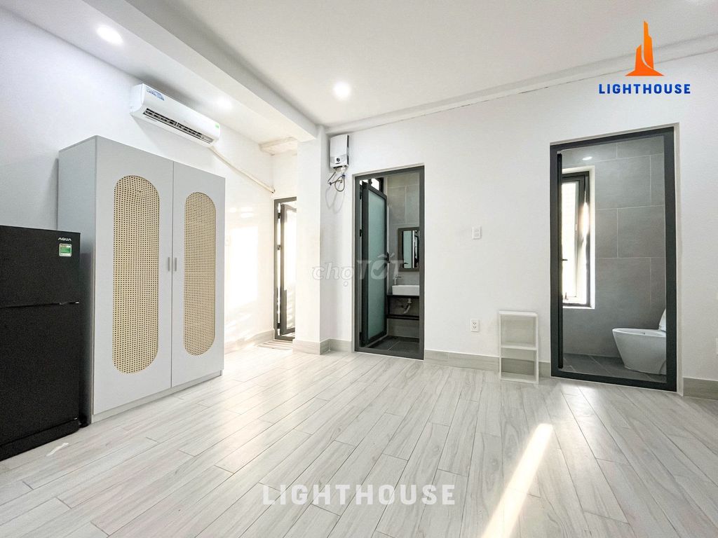 cool open windows close to thette in 2-3 large elevators