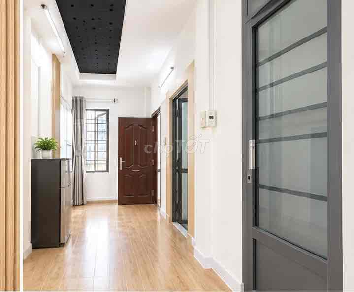 Rent the entire second floor of the bedroom. A separate living room.