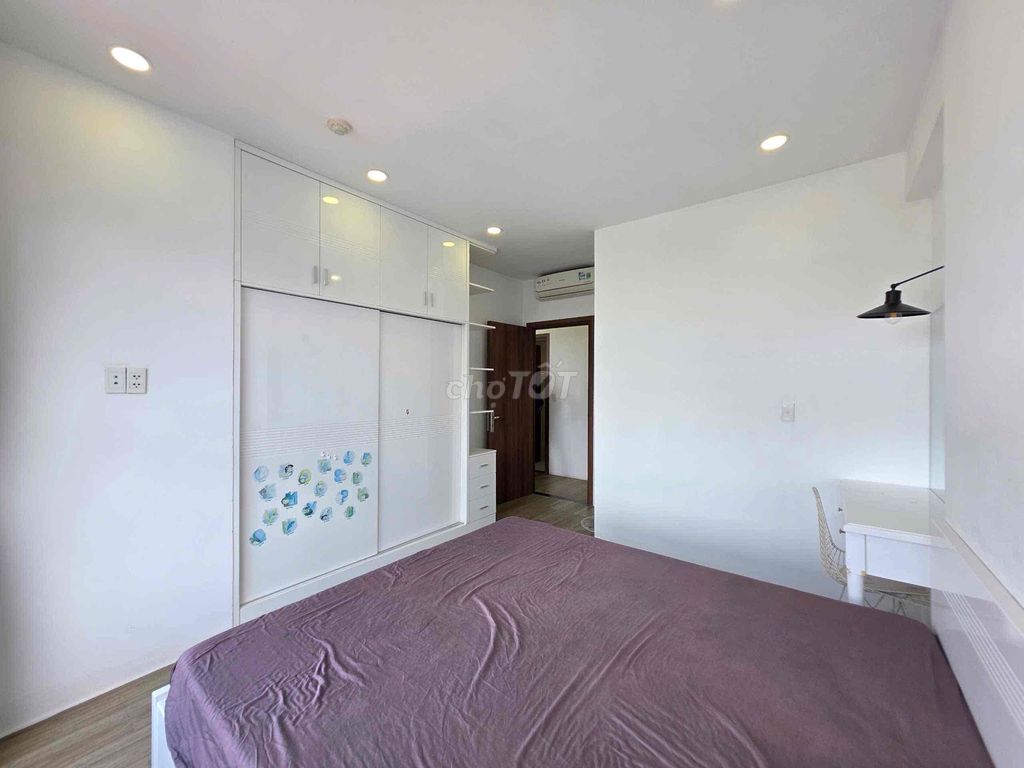 Rent the Orchard Parkview apartment. Two bedrooms. 85 meters by the park.