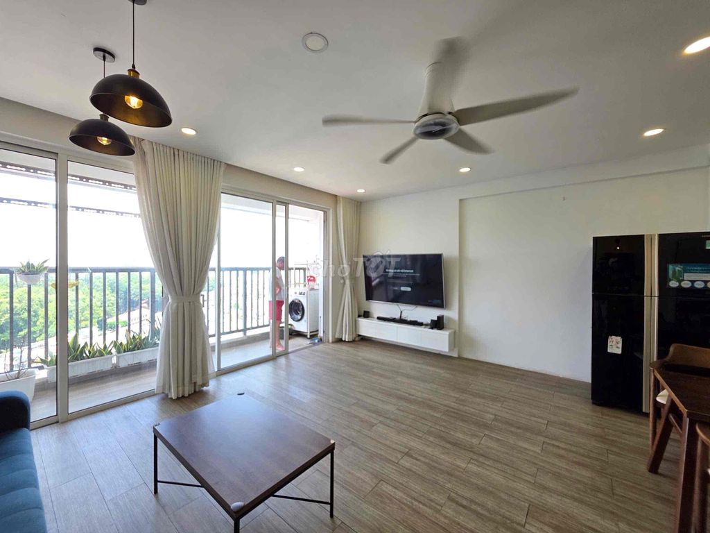 Rent the Orchard Parkview apartment. Two bedrooms. 85 meters by the park.