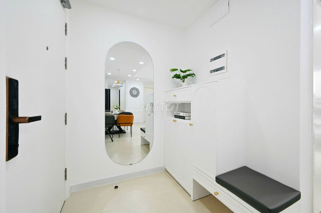Rent two Masteir Thảo Điền Full tall furniture.